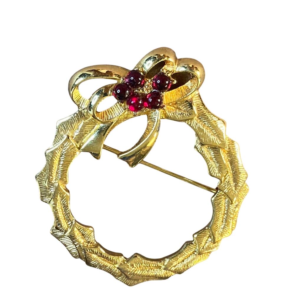 0053 Vintage 60s Monet Gold Christmas Wreath Brooch w/Red Holly Berries EUC